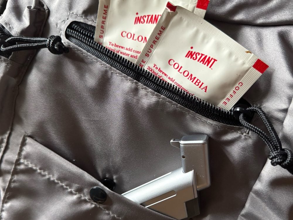 小さなファスナーポケットにはインスタントコーヒー、スナップポケットにはサッと取り出したいライターなども入る