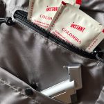 小さなファスナーポケットにはインスタントコーヒー、スナップポケットにはサッと取り出したいライターなども入る