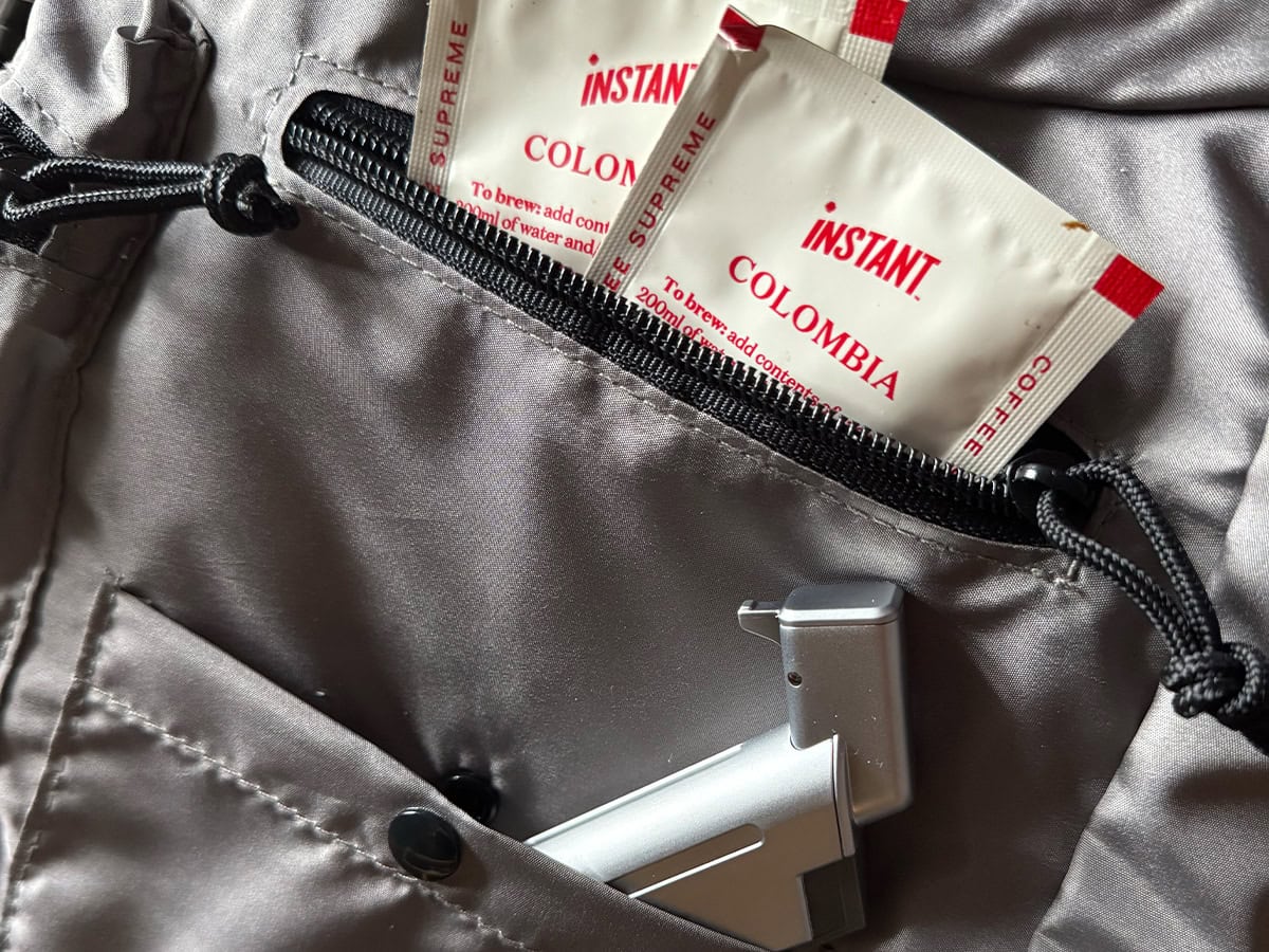 小さなファスナーポケットにはインスタントコーヒー、スナップポケットにはサッと取り出したいライターなども入る