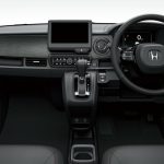 今回の一部改良では、全グレードに前方パーキングセンサーと7インチTFT液晶メーターを採用