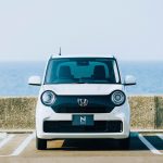 「N360」以来のタイムレスなエクステリアデザインと、MM思想に基づくミニマルで心地よい室内空間を追求