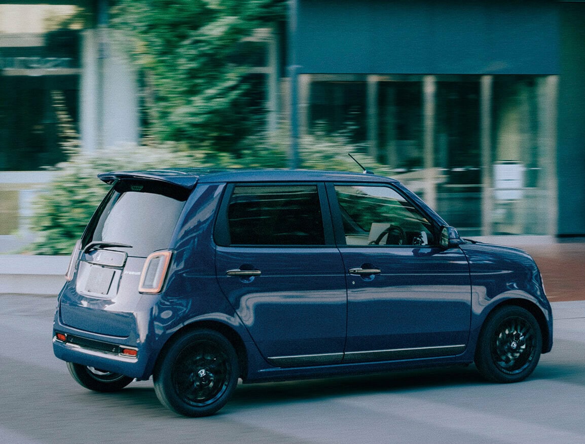 大型のテールゲートスポイラーや光沢のあるベルリナブラックホイールなどを採用