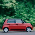 視覚でも走りの軽快さを感じられるように、ホワイトカラーの15インチアルミホイールを採用