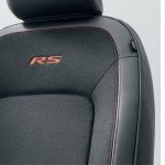 ウルトラスエードをフロントシートに標準装備。レッドカラーのステッチと「RS」ロゴの刺繍が施される