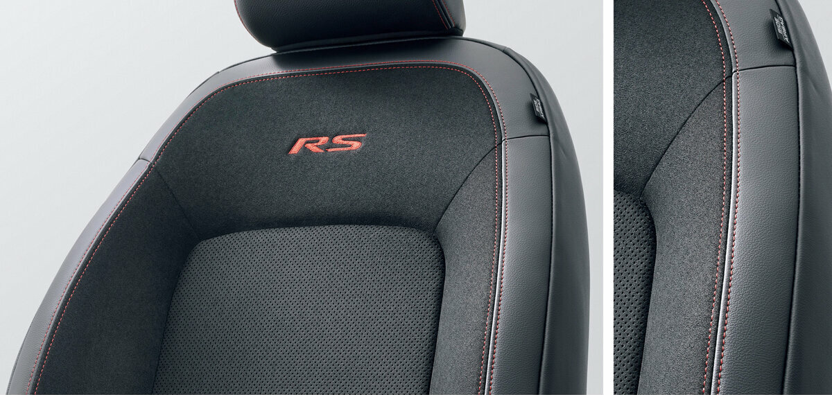 ウルトラスエードをフロントシートに標準装備。レッドカラーのステッチと「RS」ロゴの刺繍が施される