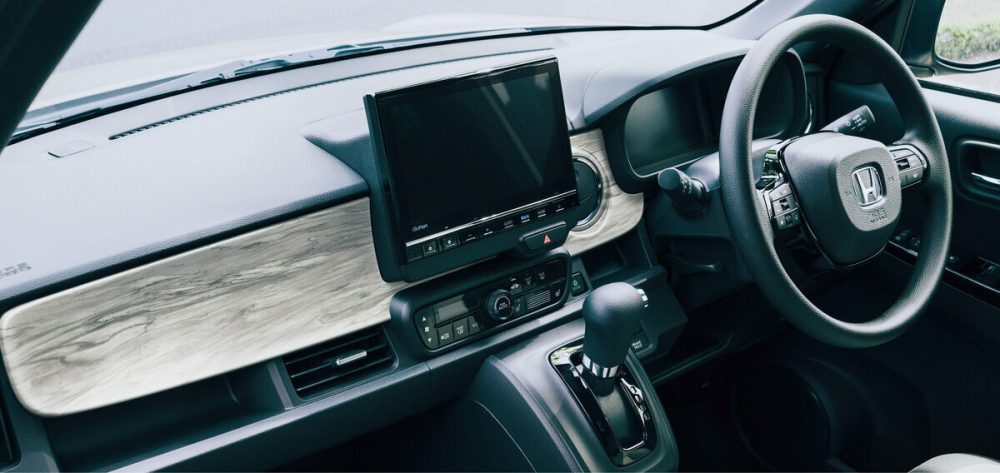 インパネガーニッシュに落ち着きを感じさせるウッド調のトープ色を採用