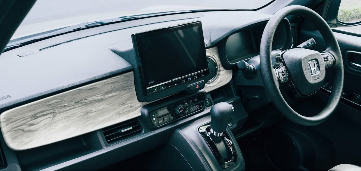 インパネガーニッシュに落ち着きを感じさせるウッド調のトープ色を採用