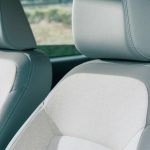 シートはトープ×プラチナホワイト。シンプルで温かみのある空間を演出