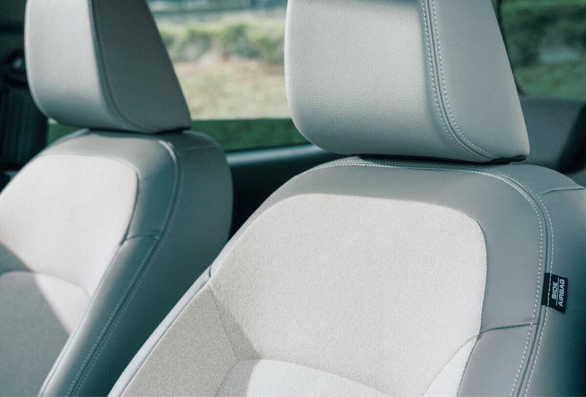 シートはトープ×プラチナホワイト。シンプルで温かみのある空間を演出