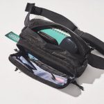 フロントポケットに加え、メイン収納には荷物整理に役立つ小物ポケットも装備