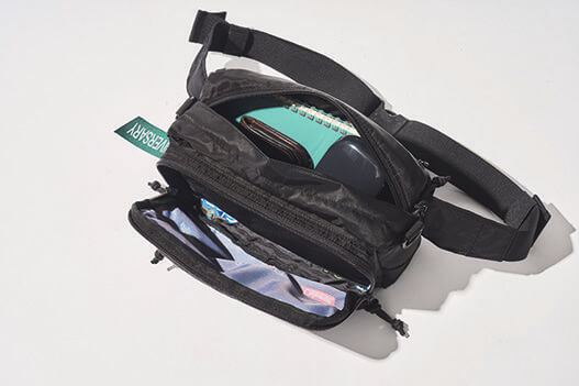 フロントポケットに加え、メイン収納には荷物整理に役立つ小物ポケットも装備