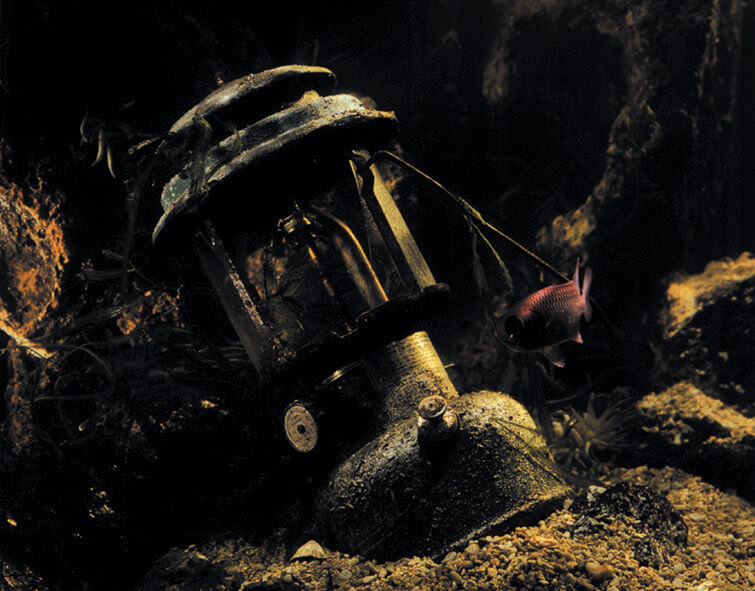 海底から引き揚げられたランタンに火が灯る!