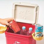 付属のドリンクホルダーを縁に取り付けて、天板をテーブル代わりにすれば食事もできる