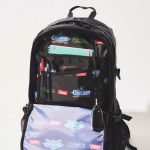 フロントポケットにはペンホルダー、小物ポケット、キーフックなどを装備