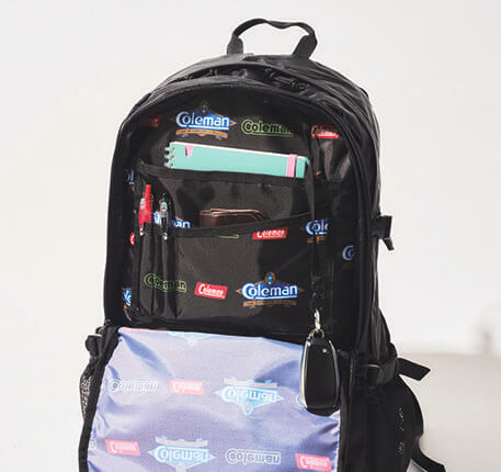 フロントポケットにはペンホルダー、小物ポケット、キーフックなどを装備