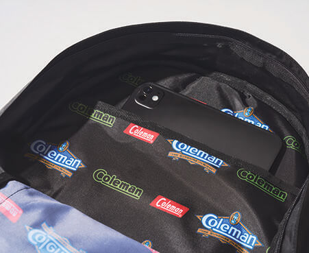 オールドロゴがデザインされた記念モデルだけの内装に、便利なタブレット収納付き