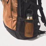 両サイドに500mLペットボトルが収まるポケット付き