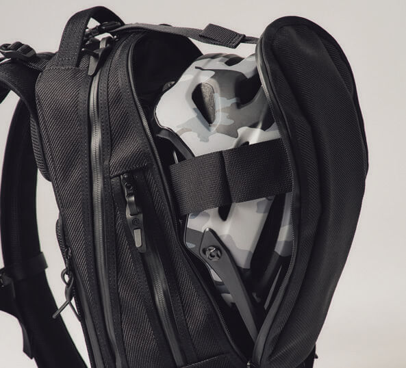 置き場に困るヘルメットを収納