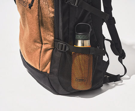 両サイドに500mLペットボトルが収まるポケット付き