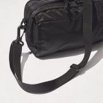 付属のショルダーストラップを取り付ける時は、ウエストベルトを格納できるのもポイント