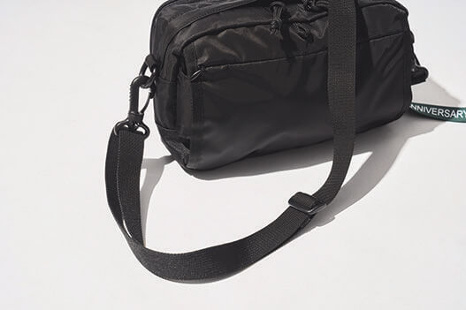 付属のショルダーストラップを取り付ける時は、ウエストベルトを格納できるのもポイント