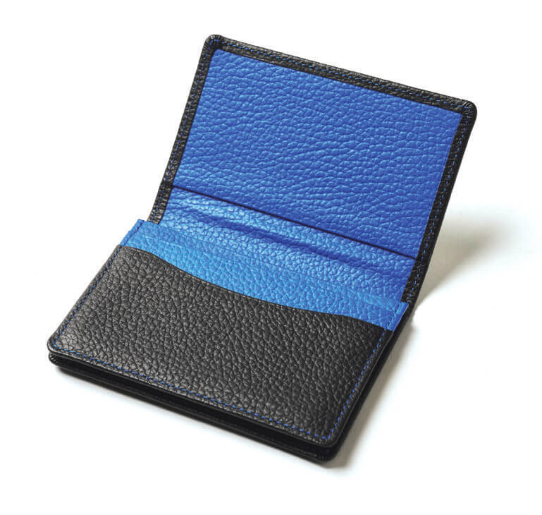 ビジネスシーンで活躍する日本製のハイクオリティなレザーケース