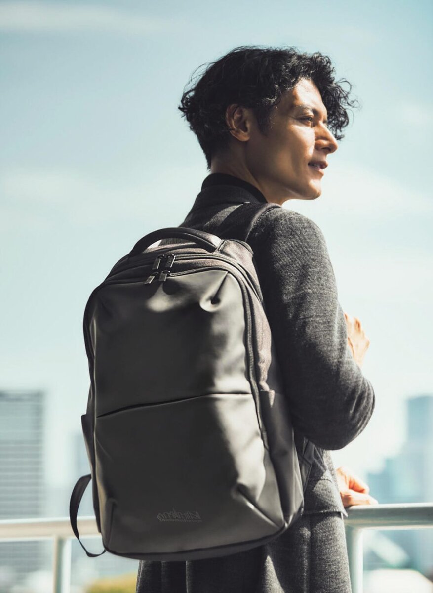 ベジーレザーはマットな表情と独特なハリ感が魅力で、ビジネスシーンでも違和感なく使える