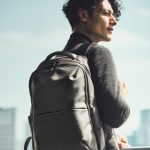 ベジーレザーはマットな表情と独特なハリ感が魅力で、ビジネスシーンでも違和感なく使える