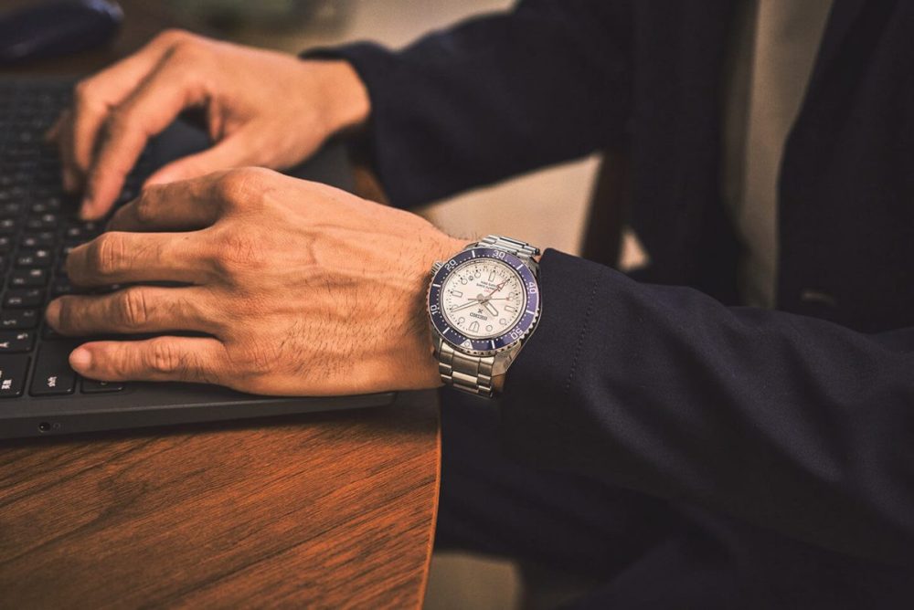 人気モデルのグリーンダイヤルモデルに肉薄する勢いで爆売れ