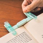 左右のクリップで固定する別格の安定感とペンケースに入れて持ち運べる携帯性が抜群にいい