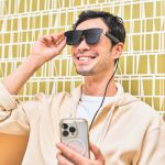 見た目はほぼサングラスなので携帯性が高く、新幹線などでも使いやすい