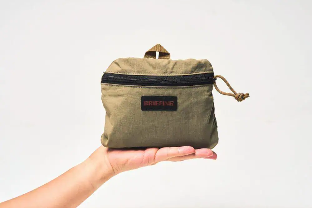 軽量コンパクトなバッグ収納ケース、アウトドアや旅行に便利なアイテム.