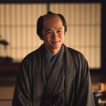 日本橋にある地本問屋・鶴屋の主人、鶴屋喜右衛門役を好演。主人公の動きを阻む立場だったが、やがて状況や心情に変化が生まれていく。