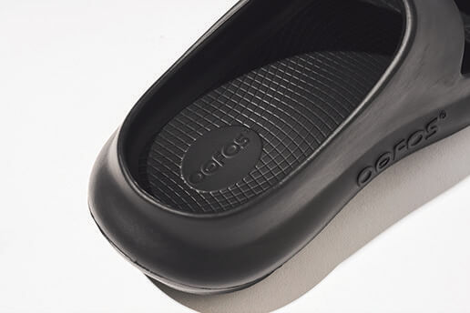 ウーフォス OOmega OOyea　「独自のフットベッドがストレス軽減」