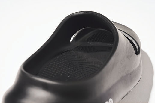 ウーフォス OOmega OOyea　「土踏まずをサポートし、自然な動きを実現」