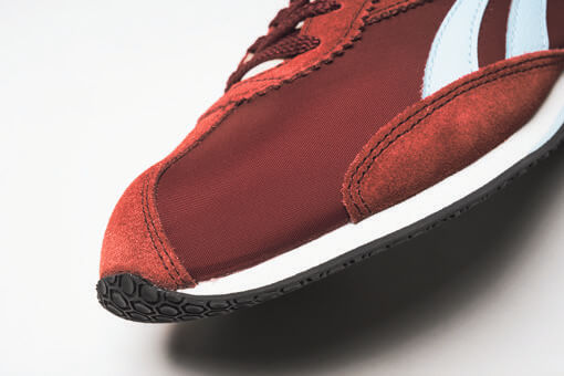 トゥやヒール部分のアウトソールがロールしたデザイン