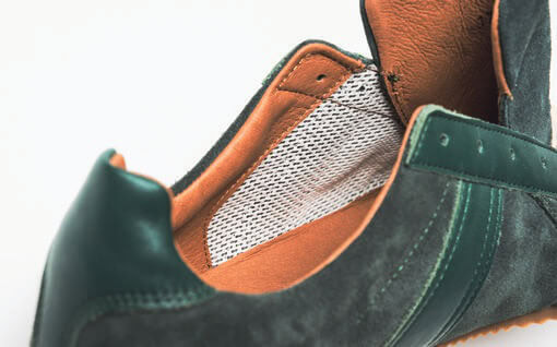 ライニングにはメッシュ生地が使われており、足のあたりをよくして靴内を快適に保ってくれる