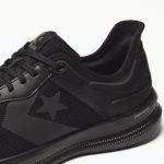 かかと部に採用した独自の成型カウンターの上端が後方へ傾斜することで、スムーズな足入れを可能に