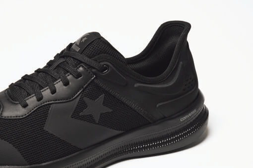 かかと部に採用した独自の成型カウンターの上端が後方へ傾斜することで、スムーズな足入れを可能に