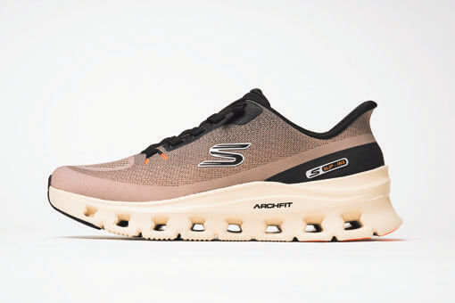 ユニークな形状をしたミッドソール「グライドステップ®」を採用