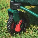 前輪にストッパー機能が備わり、傾斜のある場所や車のトランクに積んでも転がらず安心