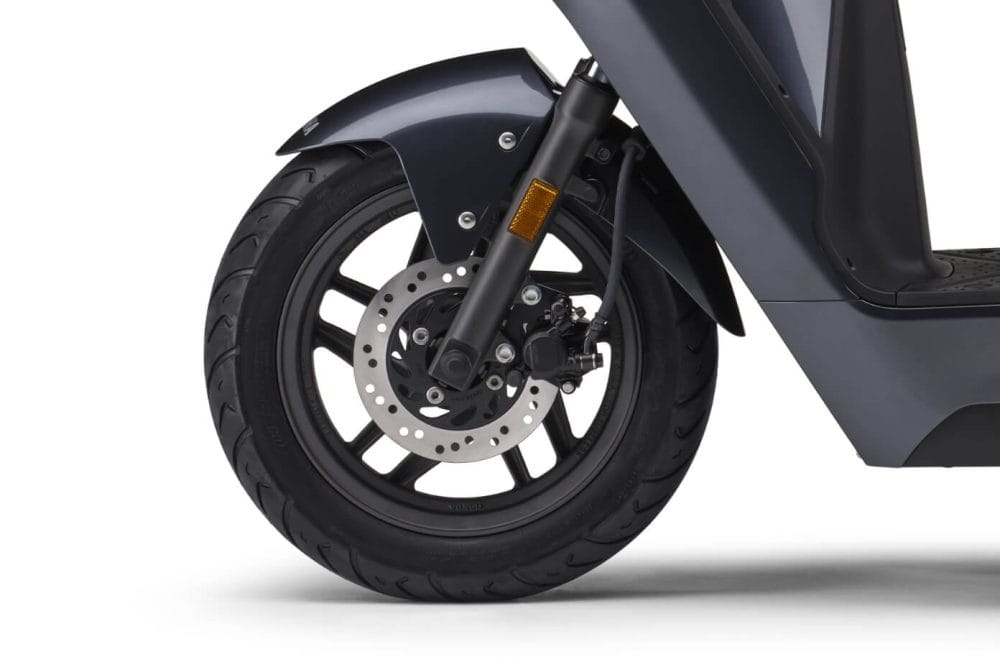 安定感のある走りを生むフロント12インチ、リヤ10インチのホイールのバランスの良い組み合わせ