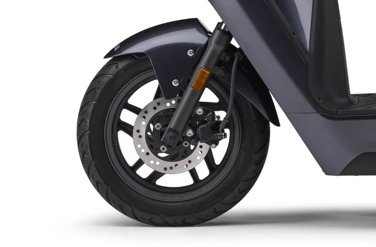 安定感のある走りを生むフロント12インチ、リヤ10インチのホイールのバランスの良い組み合わせ