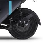 左のブレーキレバー（後輪用）を操作時に前輪にも程よく制動力が掛かり、バランスの良いブレーキングを自然におこなってくれるコンビブレーキシステムが装備