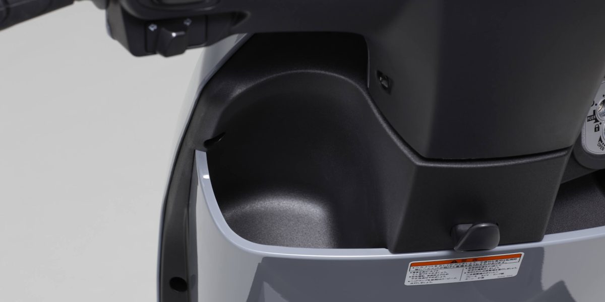 500mlペットボトルを収納できるフロントのインナーポケット