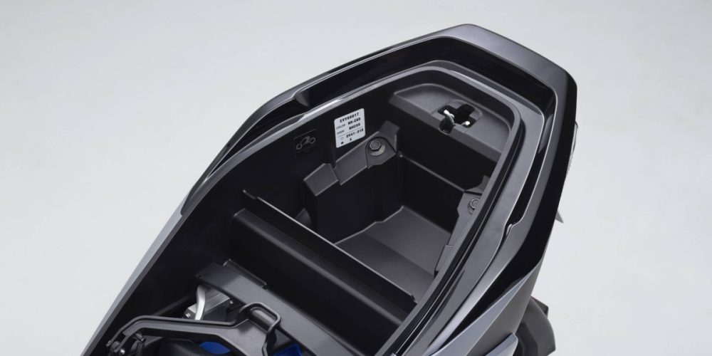 シート下にはグローブや雨具等の小物類を収納可能なトランクとヘルメットホルダーを備える