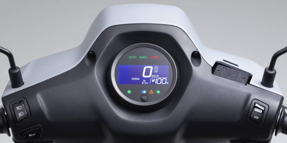 メーターには反転液晶表示のフルデジタルメーターが採用