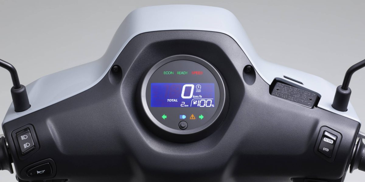 メーターには反転液晶表示のフルデジタルメーターが採用