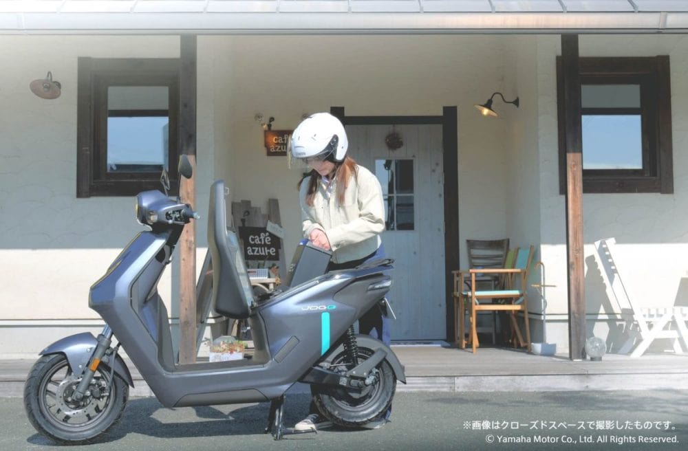 ヤマハ初となる交換式バッテリー「Honda Mobile Power Pack e:（モバイルパワーパック イー）」を採用。今回、車両の利用に際しては「Gachaco(ガチャコ)＊」が提供するバッテリーシェアリングサービス（有償）の契約が必要となる