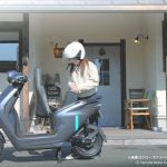 ヤマハ初となる交換式バッテリー「Honda Mobile Power Pack e:（モバイルパワーパック イー）」を採用。今回、車両の利用に際しては「Gachaco(ガチャコ)＊」が提供するバッテリーシェアリングサービス（有償）の契約が必要となる